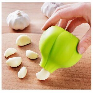 NWT Garlic Peeler Green Keep garlic smell off your hands! Kitchen Gadget Tool